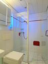 bodentiefe Dusche mit blauen LEDs - 