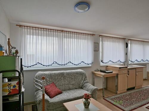 Sofa und Miniküche - 1 Zimmer Etagenwohnung in Baunatal