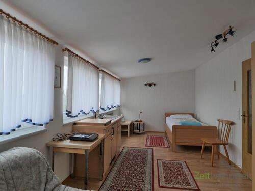 Blick in den hellen Wohnraum - (EF1122_M) Kassel-Landkreis: Baunatal, kleines möblierte Apartment in ruhiger Wohnlage für Wochenendheimfahrer