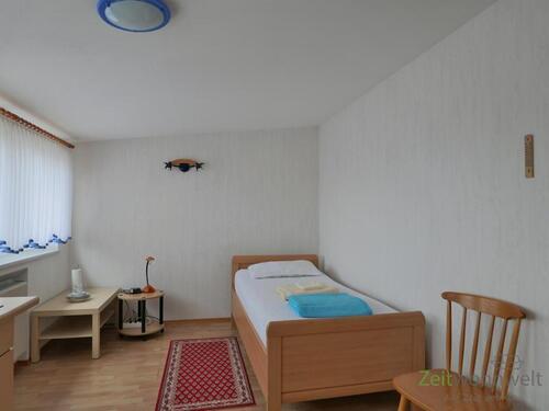 Blick zum Bett - 1 Zimmer Etagenwohnung zur Miete in Baunatal