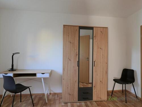 Schreibtisch und Kleiderschrank - 