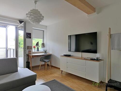 TV und kleiner Schreibtisch - 2 Zimmer Etagenwohnung zur Miete in Erfurt