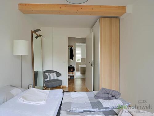 Kleiderschrank und Spiegel - 