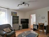 TV und kleiner Schreibtisch - 2 Zimmer Etagenwohnung zur Miete in Amt Wachsenburg