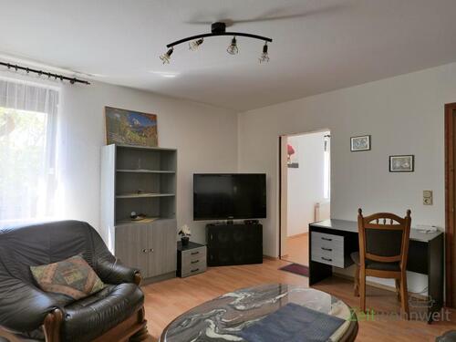 TV und kleiner Schreibtisch - 2 Zimmer Etagenwohnung zur Miete in Amt Wachsenburg