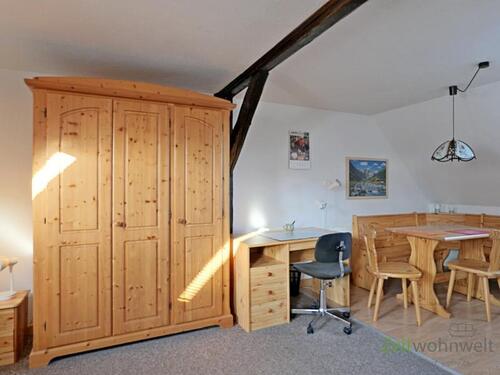 Schreibtisch vor der Küchenecke - (EF0868_M) Dresden: Mickten, möbliertes Apartment in ruhiger Wohnlage für Wochenendheimfahrer, Service inklusive