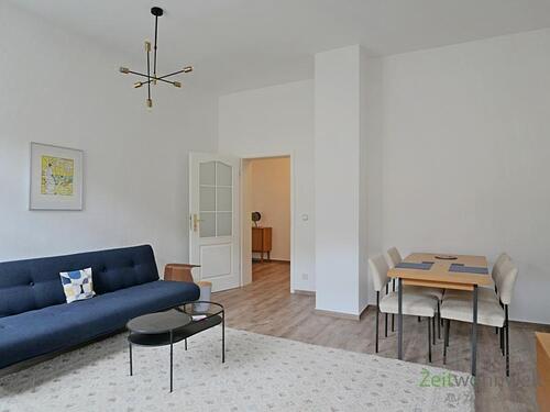 Wohnzimmer, Blick zur Türe - 2 Zimmer Etagenwohnung zur Miete in Erfurt