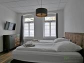 Doppelbett und TV - 2 Zimmer Etagenwohnung in Weimar