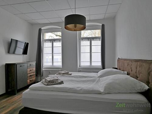 Doppelbett und TV - 2 Zimmer Etagenwohnung in Weimar