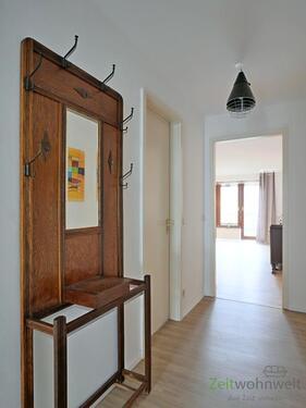 Wohnungsflur mit Garderobe - 