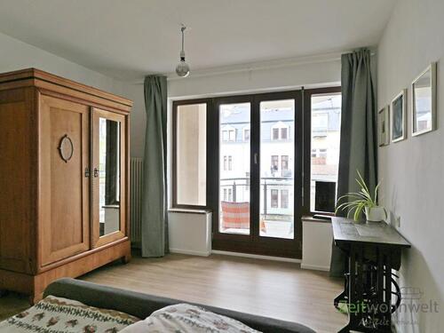 Schlafzimmerblick zum Balkon - 
