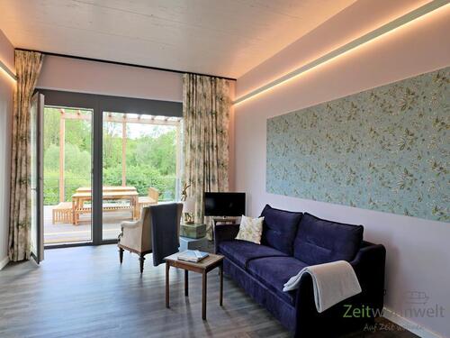 TV, Sofa und Wandgestaltung - Haus mit 100,00 m&sup2; in Erfurt zur Miete