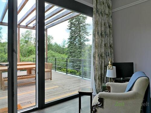 Sessel am Balkonfenster - 