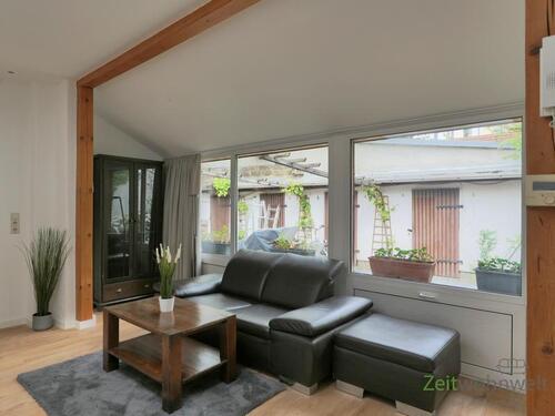 Blick zu Vitrine und Sofa - 2 Zimmer Haus zur Miete in Dresden