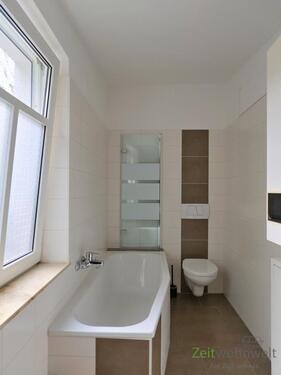 Blick zu Wanne und WC - 