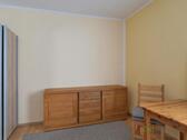 Kleiderschrank und Kommode - 