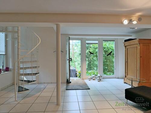 Eingang und Innentreppe (links) - 