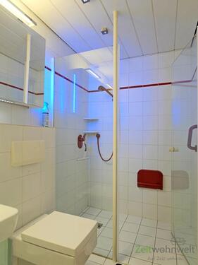 bodentiefe Dusche mit blauen LEDs - 