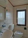 Waschbecken und WC - 