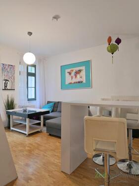 hoher Esstisch im Wohnzimmer - Etagenwohnung mit 47,00 m&sup2; in Dresden zur Miete