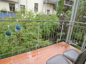 überdachter Innenhof-Balkon bei Regen - 