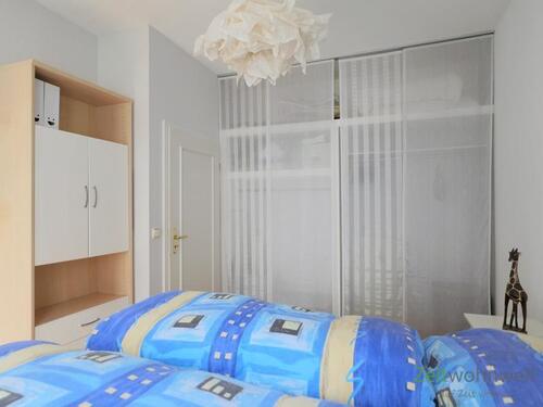 Kleiderschrank hinter Vorhang - 