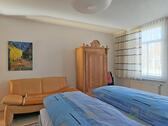 Kleiderschrank und Sofa - 