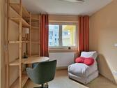 Schreibtisch und bequemer Sessel - 
