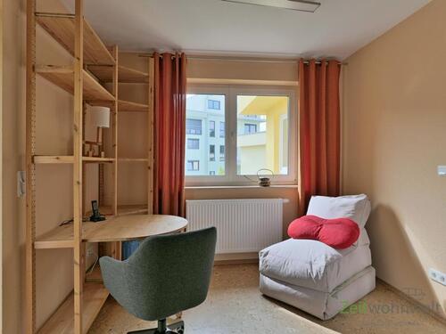 Schreibtisch und bequemer Sessel - 