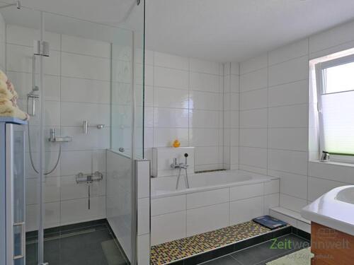 bodentiefe Dusche und Wanne - 