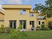 Außenansicht vom Garten - (EF1084_M) Halle: Lutherplatz, neues möbliertes Wohnhaus mit Garten, Dachterrasse und Garage