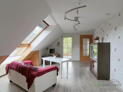Blick zu TV und Balkonausgang - 2 Zimmer Etagenwohnung zur Miete in Gerstungen