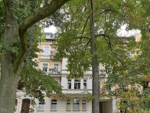 gepflegte Parkanlage direkt am Haus - 