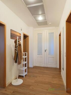 Wohnungsflur mit Garderobe - 