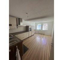 Geräumige 5-Zimmer-Wohnung mit Balkon - Gotha