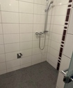 Badezimmer mit Dusche und Waschmaschinenanschluss - 
