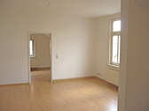 Wohnzimmer mit Blick ins Schlafzimmer - 3 Zimmer Dachgeschoßwohnung in Gotha