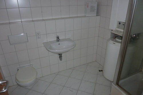 Bad mit Dusche und heizung - 