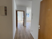 Flur mit Blick ins Wohnzimmer - Etagenwohnung mit 63,05 m&sup2; in Gotha zur Miete