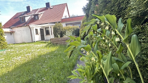 runherum mit dauergrüner Hecke eingefriedet - 6 Zimmer Einfamilienhaus in Gotha