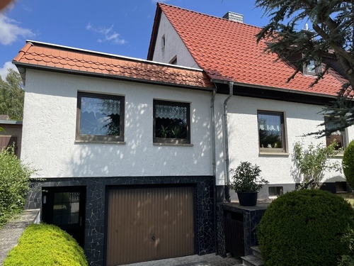Zugang und Garage von der Straße aus - Einfamilienhaus mit 130,00 m² in Gotha zum Kaufen