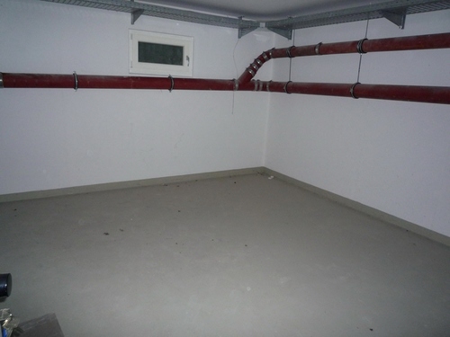unter dem Laden liegender Keller - 