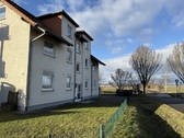 Hauseingang und Feld dahinter - 
