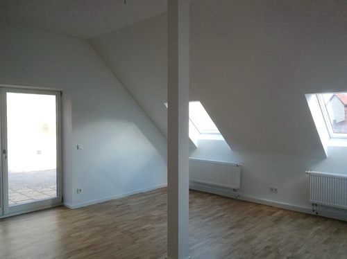 Wohnzimmer mit angrenzender Dachterrasse - 