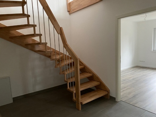 Treppe innerhalb der Wohnung - 4- Zimmerwohnung mit 106,00 m² in Tambach-Dietharz zur Miete