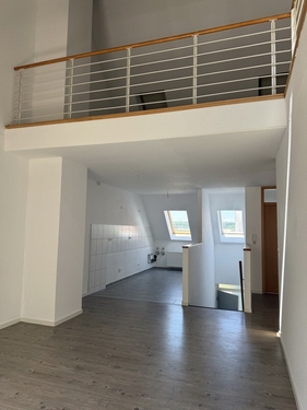 Wohnzimmer mit Blick zur Galerie und Küche - Maisonettenwohnung mit 68,00 m&sup2; in Gotha zur Miete