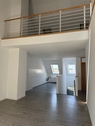 Wohnzimmer mit Blick zur Galerie und Küche - 3 Zimmer Maisonettenwohnung in Gotha