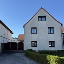 Straßenansicht - Einfamilienhaus mit großem Nebengelass