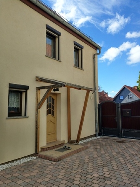 Haus Seite mit Eingang - 5 Zimmer Einfamilienhaus zum Kaufen in Günthersleben