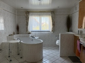 Badezimmer mit Wanne und Dusche - Einfamilienhaus mit 96,00 m&sup2; in Günthersleben zum Kaufen